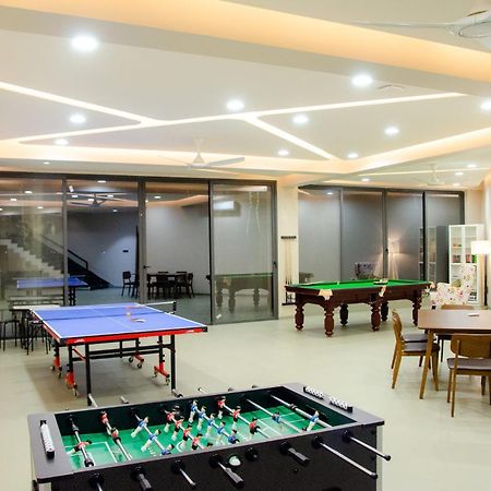 Pearl Lakeview Mansion By Stayvista - Lakeside Villa With Infinity Pool, Jacuzzi, In-House Theatre & Games Room Игатпури Екстериор снимка