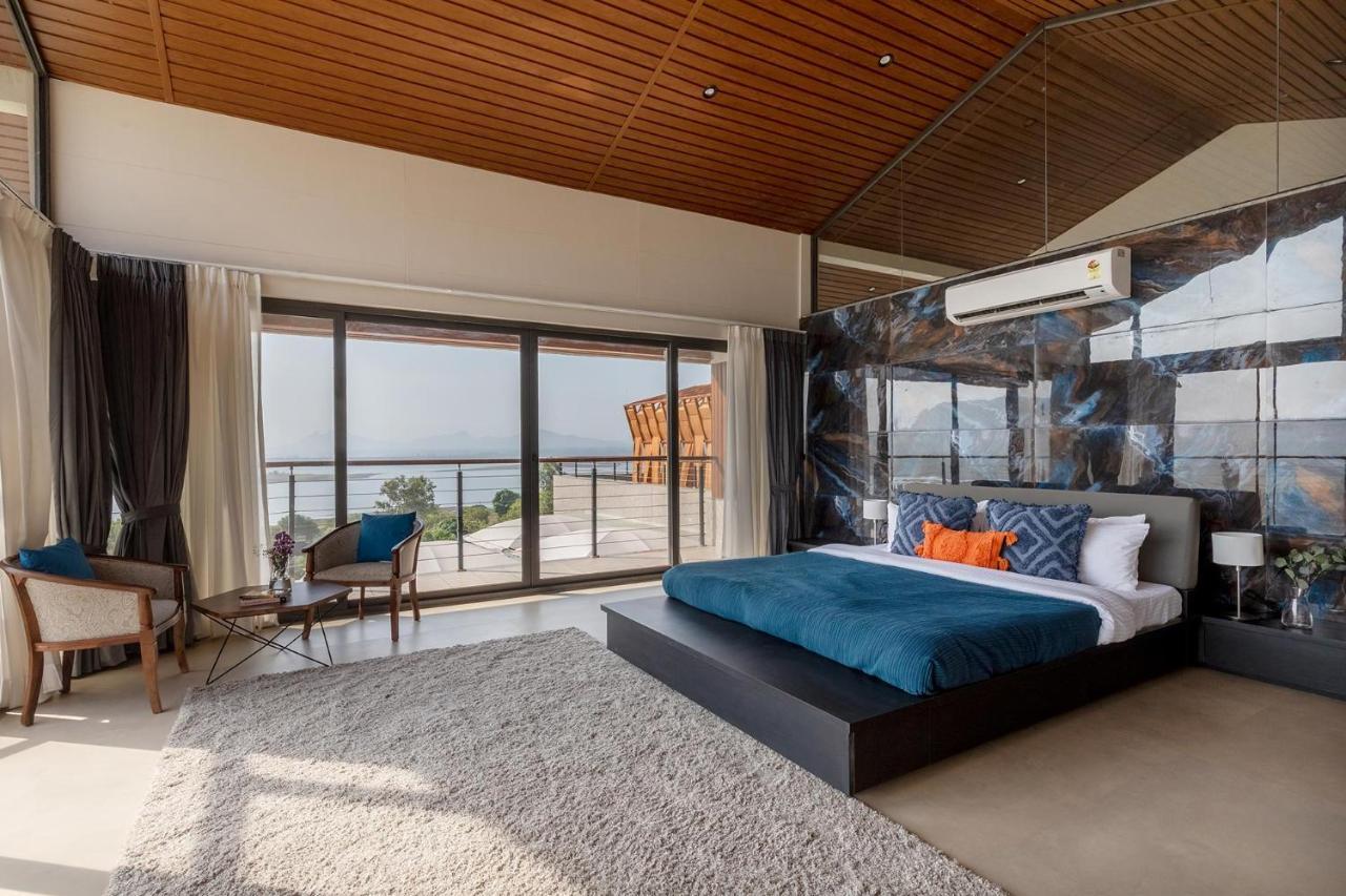 Pearl Lakeview Mansion By Stayvista - Lakeside Villa With Infinity Pool, Jacuzzi, In-House Theatre & Games Room Игатпури Екстериор снимка