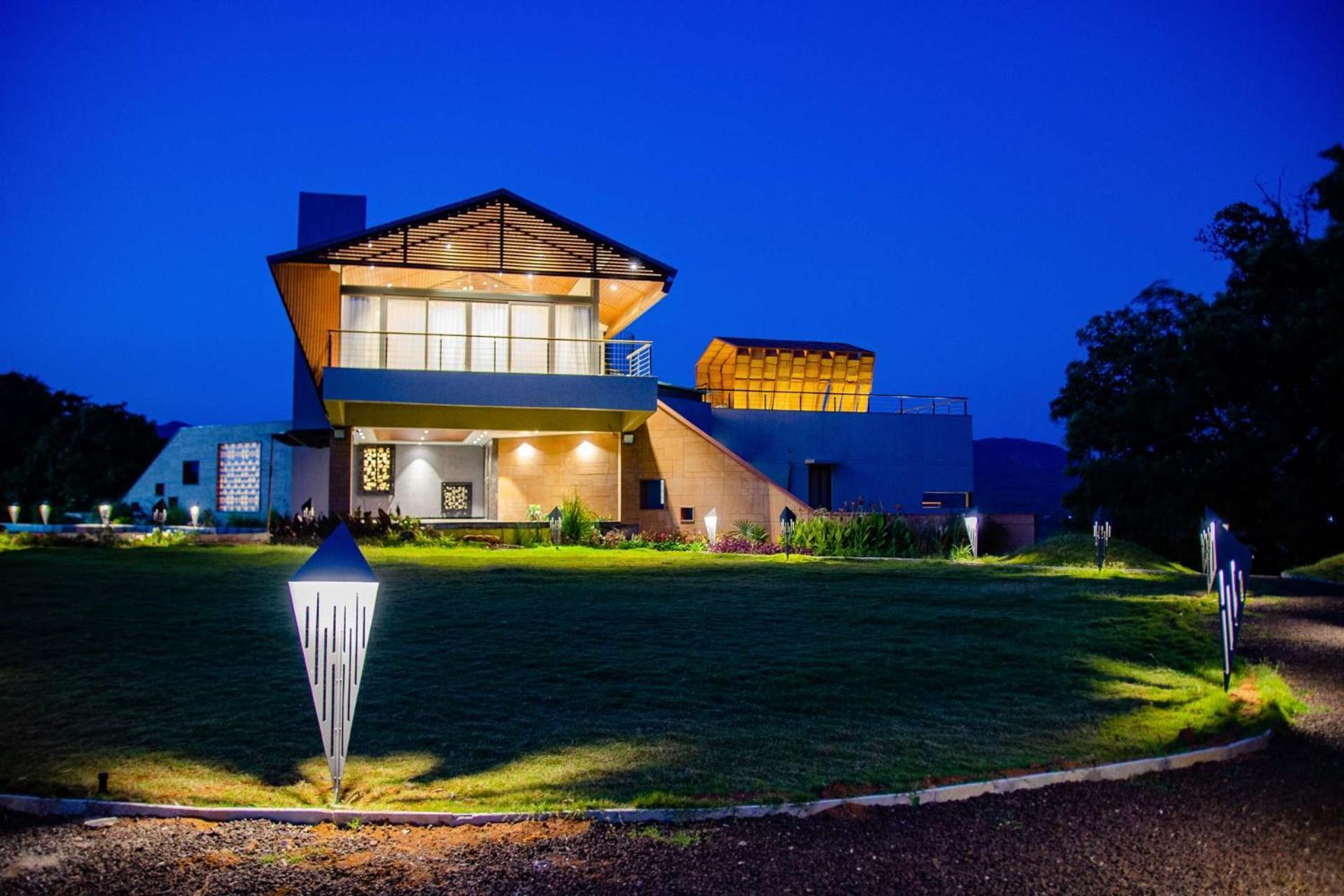 Pearl Lakeview Mansion By Stayvista - Lakeside Villa With Infinity Pool, Jacuzzi, In-House Theatre & Games Room Игатпури Екстериор снимка