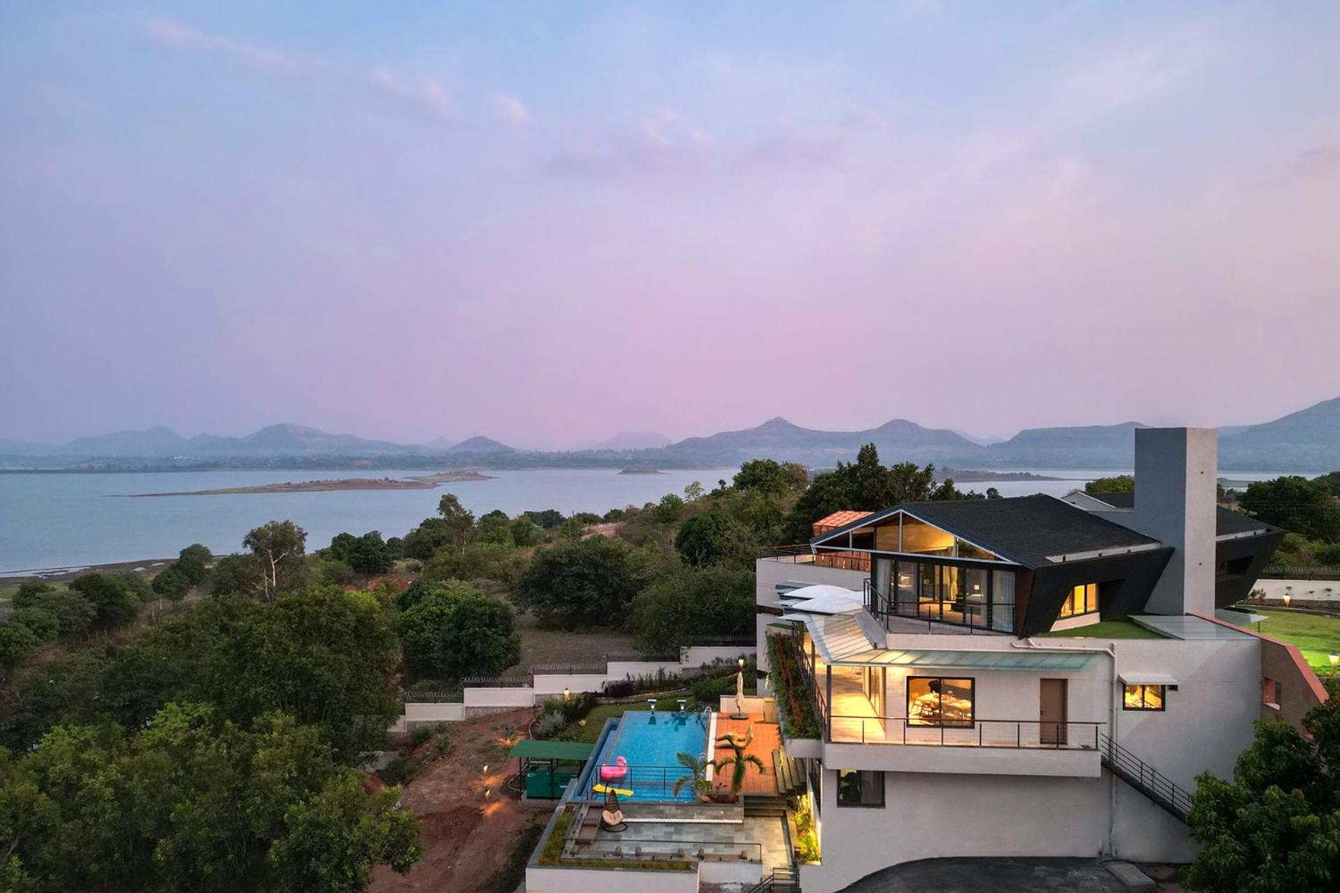 Pearl Lakeview Mansion By Stayvista - Lakeside Villa With Infinity Pool, Jacuzzi, In-House Theatre & Games Room Игатпури Екстериор снимка