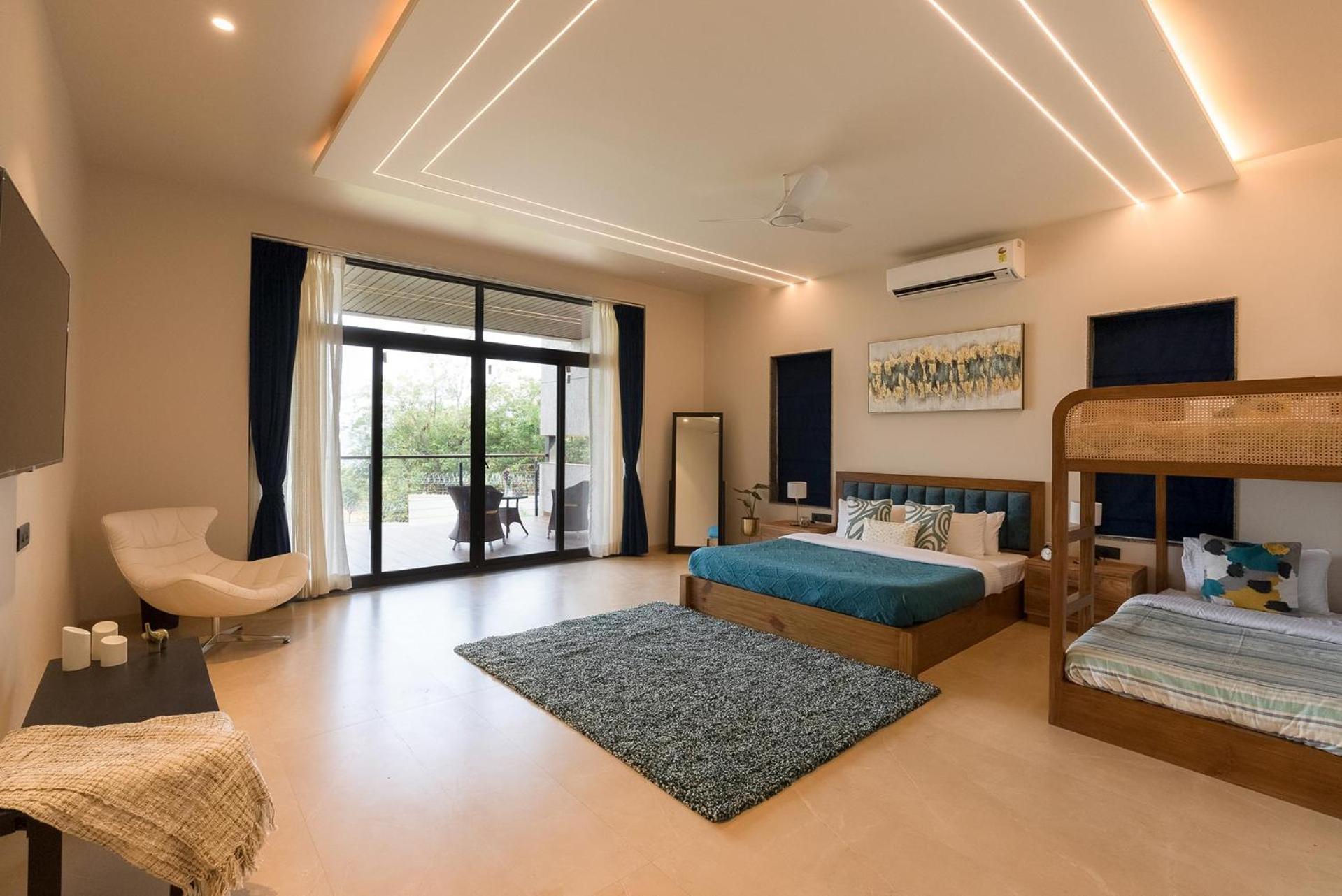 Pearl Lakeview Mansion By Stayvista - Lakeside Villa With Infinity Pool, Jacuzzi, In-House Theatre & Games Room Игатпури Екстериор снимка