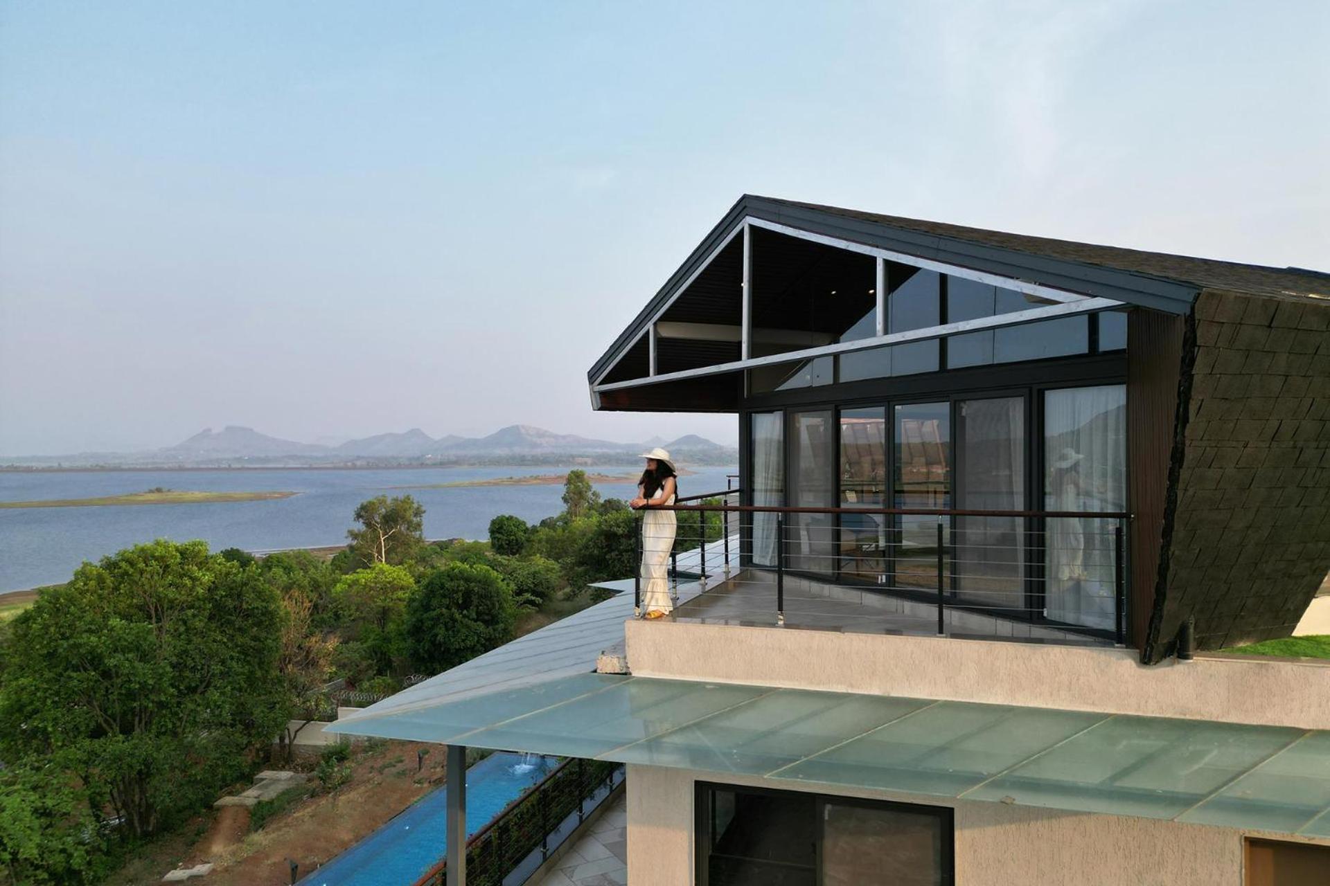 Pearl Lakeview Mansion By Stayvista - Lakeside Villa With Infinity Pool, Jacuzzi, In-House Theatre & Games Room Игатпури Екстериор снимка